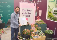 Erwin Giezen with MNP, proud of an award it received by the organization of the fair for its new introduction Catharanthus roseus Soree White